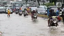 Pengendara menerobos genangan air di sebagian ruas Jalan Jatinegara Barat, Jakarta, Rabu Rabu (1/1/2020). Hujan yang mengguyur Jakarta sejak Selasa sore (31/12/2019) mengakibatkan banjir di sejumlah titik di Jakarta. (Liputan6.com/Helmi Fithriansyah)