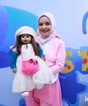 Ria Enes sangat populer tahun 1990-an. Pemilik nama asli Wiwiek Suryaningsih itu dikenal dengan boneka Susan. Wanita berusia 55 tahun itu mengaku boneka tersebut sudah ada sejak ia meluncurkan album pertama kalinya berjudul Si Kodok. [Foto: KapanLagi.com/Bayu Herdianto]