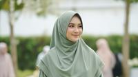 Model Gamis Sederhana Tapi Elegan Tren 2025. Foto: Gemini