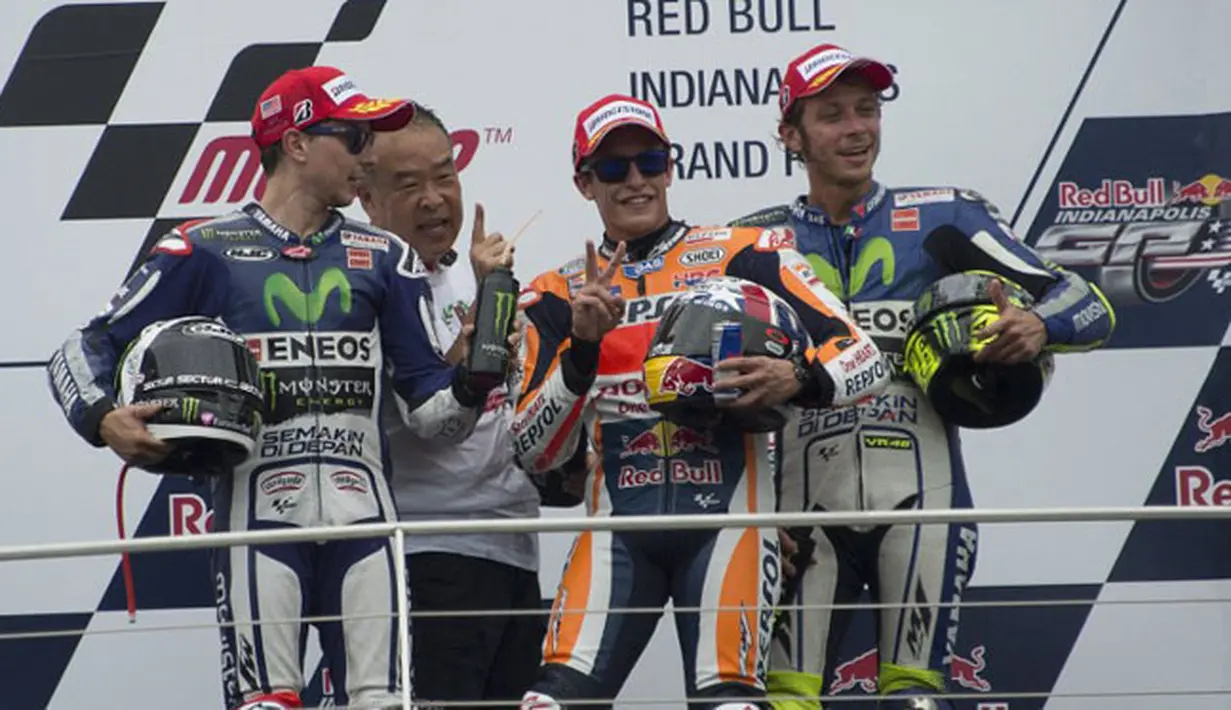 Pembalap Repsol Honda, Marc Marquez (tengah) berpose dengan para pesaingnya pada saat pembagian piala kemenangan di sirkuit Indianapolis, Amerika Serikat, Minggu (9/8/2015).  Marc Marquez juara setelah finish diperingkat pertama. (AFP/PHOTO)
