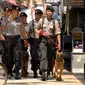 Anggota Sabhara Unit Satwa K-9 Polrestabes Surabaya berpatroli di pusat perbelanjaan dan penjualan emas, di Kawasan Blauran Surabaya, Jumat (19/8). (Antara)