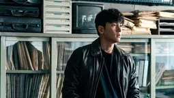 Ji Chang Wook berperan sebagai detektif bernama Kang Joon Mo yang menyamar sebagai Kwon Seung Ho dalam aliansi Gangnam yang menjadi pusat operasi narkoba besar. (Foto: Disney+ Hotstar via Soompi)