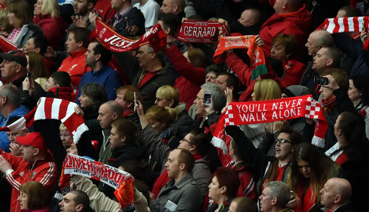 7.	Suporter Liverpool hadir dalam peringatan 26 tahun Tragedi Hillsborough di Stadion Anfield, Liverpool, Inggris. Kamis (15/4). 