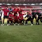 Iqbal Gwijangge dan sejumlah pemain Timnas Indonesia U-17 berfoto bersama saat latihan Piala Dunia U-17 2023 di Stadion Utama Gelora Bung Karno (SUGBK), Senayan, Jakarta, Senin (30/10/2023). (Bola.com/Bagaskara Lazuardi)