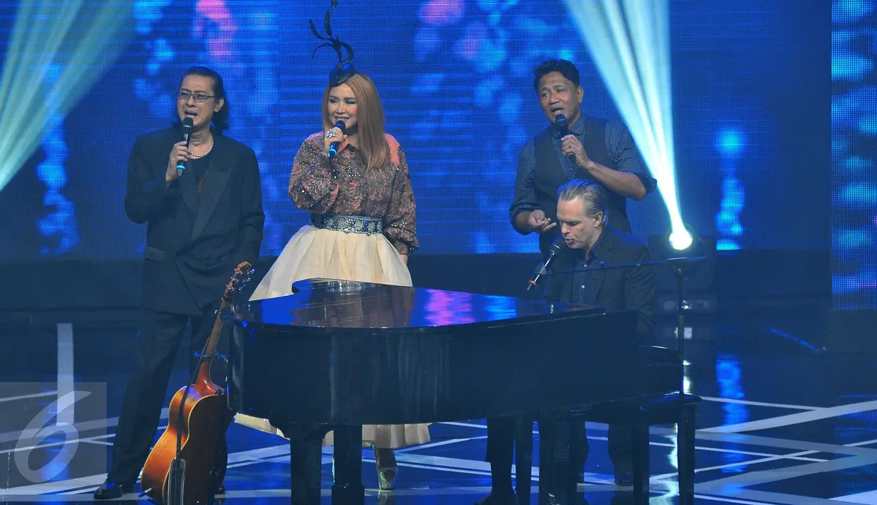 Musisi kenamaan dunia asal Australia, Rick Price berkolaborasi dengan musisi Indonesia saat acara Golden Memories International di studio Indosiar, Jakarta, Senin (9/1). (Liputan6.com/Angga Yuniar)