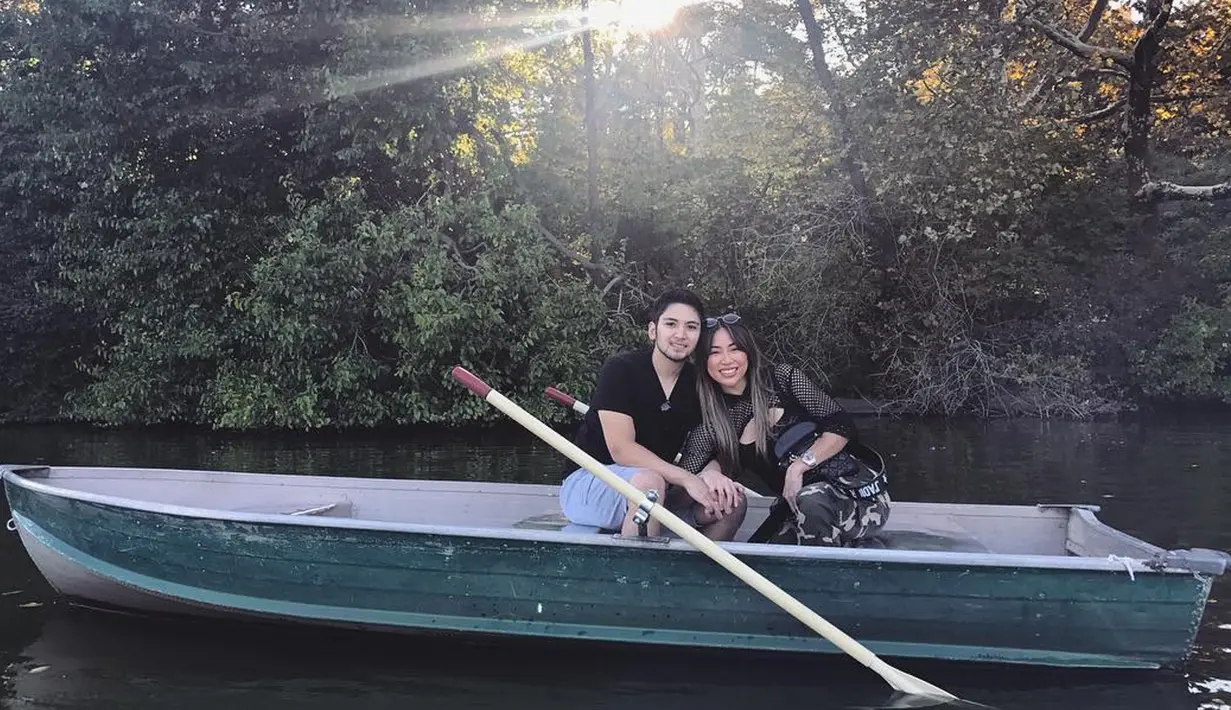 Kezia Toemion berfoto bersama kekasihnya Aditya Trihatmanto diatas perahu. Adi dan Kezia telah merajut kasih sejak masih berusia 16 tahun. Kini mereka siap untuk menapaki jejak yang lebih serius. (instagram/keziatoemion)