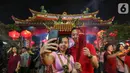 Warga keturunan Tionghoa berswafoto di sela-sela sembahyang malam perayaan Tahun Baru Imlek 2571 di Vihara Boen Tek Bio, Pasar Lama, Tangerang, Jumat (24/1/2020). (Liputan6.com/Fery Pradolo)