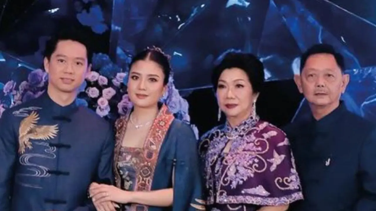 Biasa Tampil Sederhana, Ibu Kevin Sanjaya Terlihat Anggun dalam Gaun Cheongsam Ungu