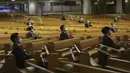 Para pendeta melakukan social distancing atau menjaga jarak saat kebaktian di Gereja Yoido Full Gospel, Seoul, Korea Selatan, Minggu (15/3/2020). Social distancing adalah cara terbaik untuk mencegah penyebaran virus corona COVID-19. (AP Photo/Ahn Young-joon)