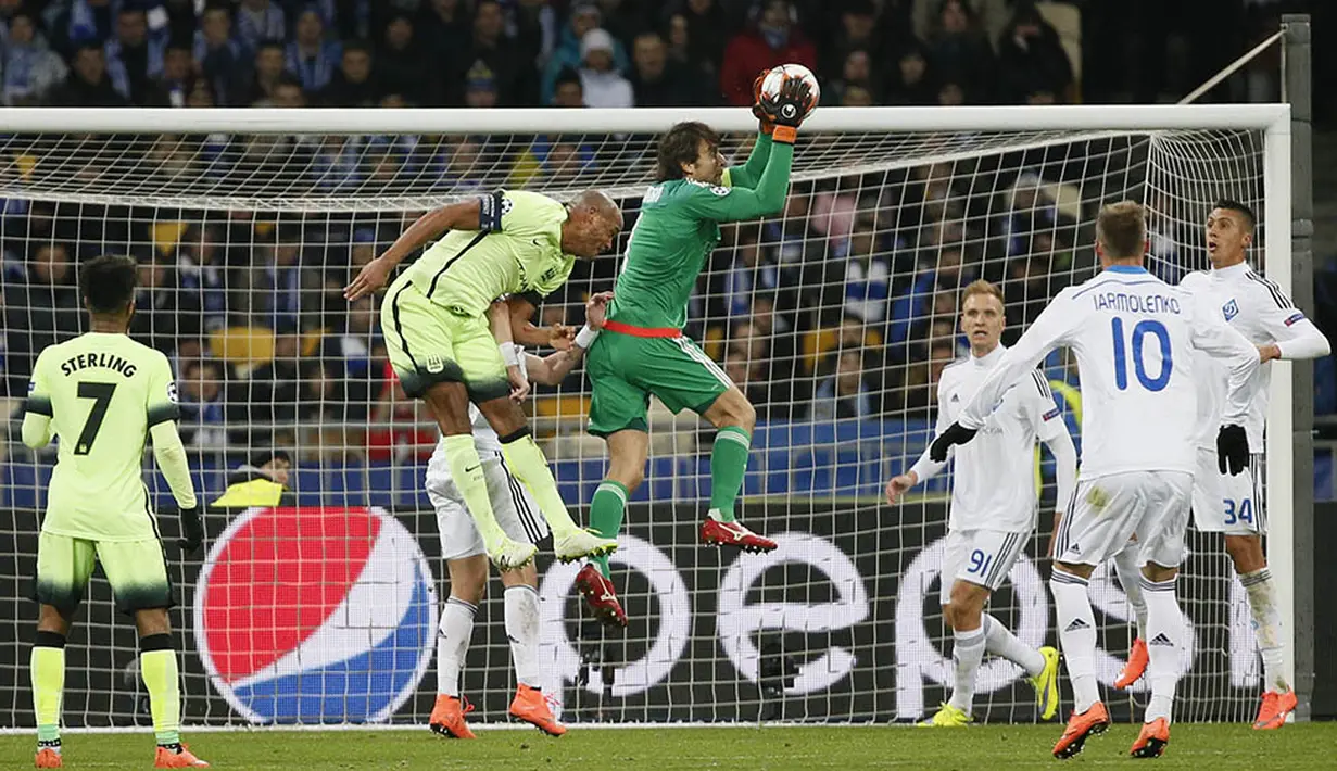 Kiper Dynamo Kiev, Oleksandr Shovkovskiy, mengamankan bola dari sundulan bek Manchester City, Vincent Kompany. Kiev sempat mengecilkan kedudukan menjadi 1-2 melalui gol dari Vitaliy Buyalskyy. (Reuters/Gleb Garanich)