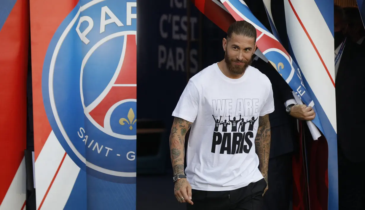 Sergio Ramos. Lionel Messi dan Sergio Ramos adalah kapten terakhir di Barcelona dan Real Madrid. Keduanya saling berseteru jika bertemu dalam El-Clasico. Kini keduanya berbarengan memulai kisah baru di PSG sebagai rekan yang saling mendukung satu sama lain. (Foto: AFP/Geoffroy van der Hasselt)