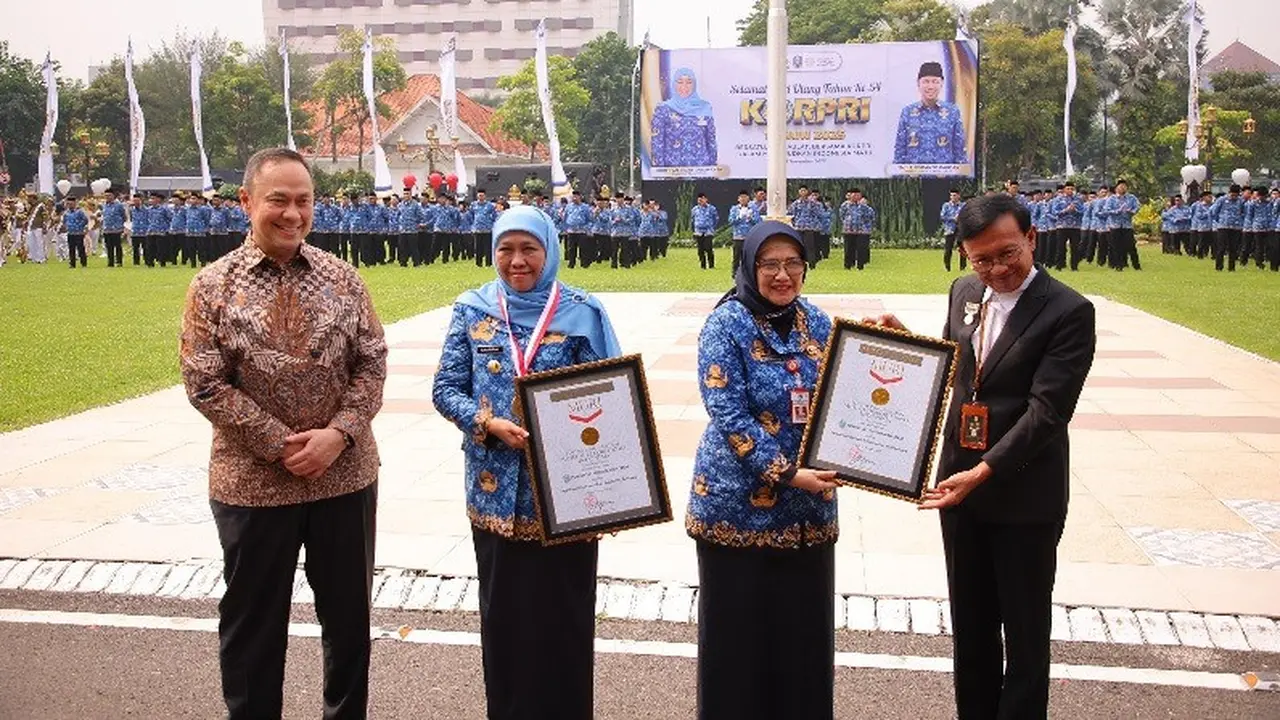 Pendiri ESQ Corp Ary Ginanjar Agustian bersama Gubernur Jawa Timur, Khofifah Indar Parawansa,