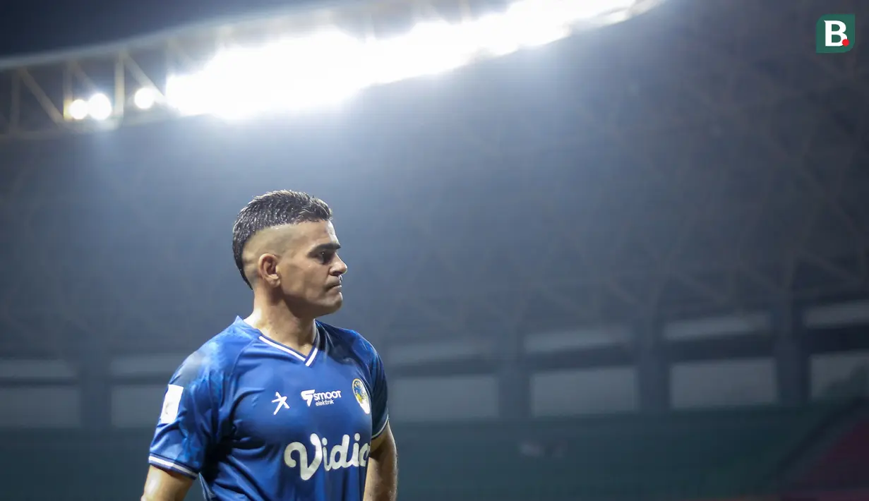 <p>Reaksi kecewa pemain PSIM Yogyakarta, Cristian Gonzales usai kalah 0-3 dari FC Bekasi City saat laga lanjutan Grup B Liga 2 2022/2023 di Stadion Patriot Candrabhaga, Bekasi, Senin (19/09/2022). (Bola.com/Bagaskara Lazuardi)</p>