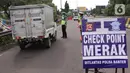 Petugas kepolisian melakukan pengecekan terhadap kendaraan yang keluar Tol Merak, Banten, Senin (18/5/2020). Pemeriksaan (check point) tersebut terkait larangan mudik guna penyekatan atau memeriksa kemungkinan pemudik yang akan keluar dari wilayah Jabodetabek. (Liputan6.com/Angga Yuniar)