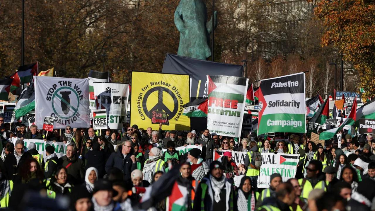 “Sangat disambut baik jika ada jeda… Tapi masalah ini perlu diselesaikan sehingga Palestina pada akhirnya mendapatkan penyelesaian politik yang telah diabadikan dalam resolusi PBB yang tak terhitung jumlahnya,” <br>
