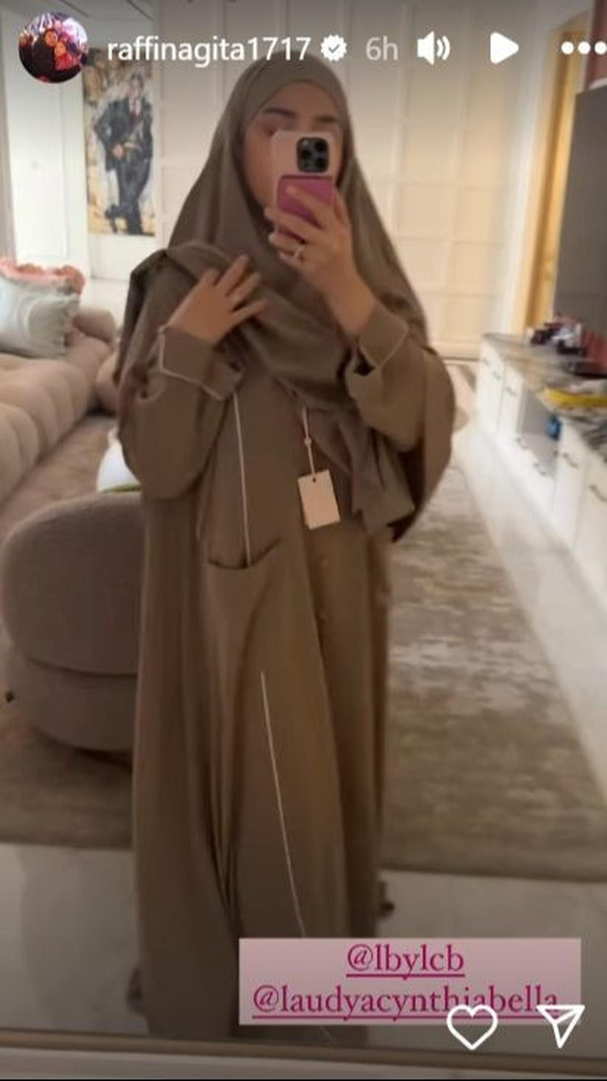 Rupanya, gamis cantik ini pemberian dari sahabatnya,&nbsp;Laudya Cynthia Bella.