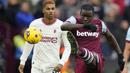 Bek West Ham United, Kurt Zouma menghalau bola di depan striker Manchester United, Marcus Rashford pada laga pekan ke-18 Liga Inggris 2023/2024 di London Stadium, London, Sabtu (23/12/2023). (AP Photo/Kirsty Wigglesworth)