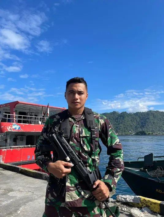 Inilah potret gagah Aprilio Manganang saat memakai seragam TNI sambil menggenggam senjata. (FOTO: instagram.com/manganang92/)