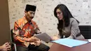 Bupati Kabupaten Solok Selatan Muzni Zakaria berbincang dengan anggota DPR dari fraksi PDIP Rieke Diah Pitaloka saat mendatangi kantor Kemenpan RB, Jakarta, Senin (5/8/2019). Kedatangan mereka demi menyerahkan berkas CPNS dokter gigi Romi Syofpa Ismael. (Liputan6.com/Angga Yuniar)