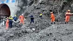 Personel NDRF bersiap menyelamatkan pekerja di salah satu proyek pembangkit listrik tenaga air di desa Reni di distrik Chamoli, negara bagian Uttrakhund, India (8/2/2021). Upaya penyelamatan 37 orang dilakukan setelah sebagian dari gletser pecah, (National Disaster Response Force via AP)