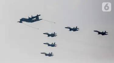 Parade dan atraksi pesawat dalam gladi bersih HUT ke-74 TNI di Lanud Halim Perdanakusuma, Jakarta, Kamis (3/10/2019). TNI memamerkan atraksi pesawat memukau jelang HUT ke-74 pada Sabtu 5 Oktober 2019. (Liputan6.com/Faizal Fanani)