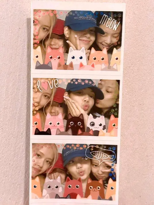 Lisa mengunggah foto kolase bersama ketiga anggota Blackpink. Mereka memamerkan pose dengan wajah menggemaskan tanpa mengenakan makeup sama sekali. (Foto: Instagram/ lalalalisa_m)