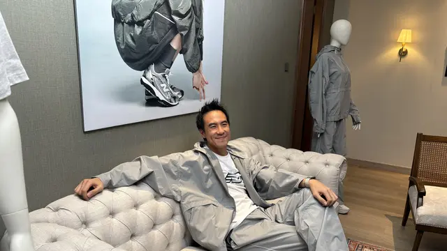 Daniel Mananta mengenakan koleksi New Balance Grey Days 2026. [Anisha/Fimela]