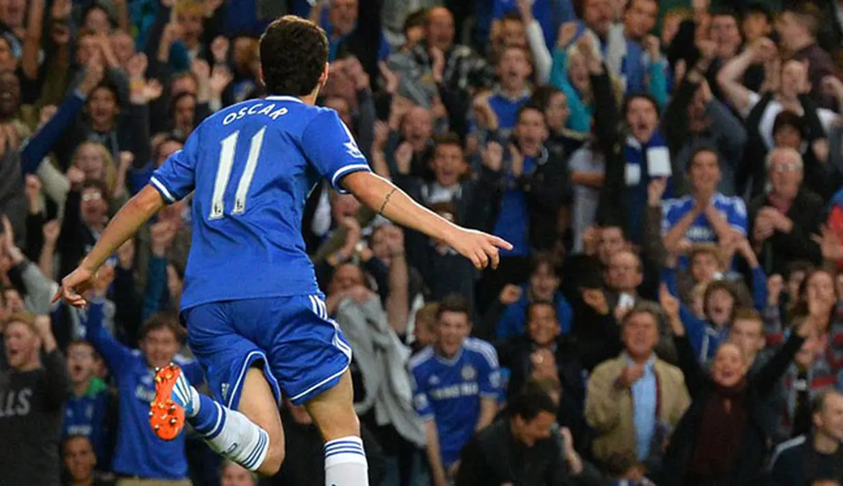 Selebrasi Oscar setelah mencetak gol pada pertandingan sepak bola Liga Utama Inggris antara Chelsea vs Fulham di Stamford Bridge, London (21/09/13). (AFP/Ben Stansall)