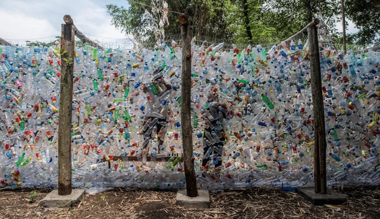 Aktivis Ecological Observation and Wetland Conservation (Ecoton) membuat instalasi yang terbuat dari sampah plastik di Gresik, Jawa Timur, 17 September 2021. Instalasi tersebut di antaranya terbuat dari 4.444 botol. (JUNI KRISWANTO/AFP)