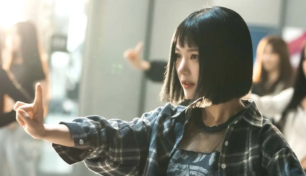 <p>Lee Yoo Bi akan bertransformasi menjadi Han Mo Ne, seorang bintang kampus dan trainee idola yang memiliki segalanya mulai dari kecantikan yang mempesona hingga keluarga kaya dengan bakat luar biasa. (Foto: SBS via Soompi)</p>