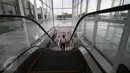 Petugas menaiki eskalator di Terminal Manggarai, di Jakarta, Jumat (10/2). Terminal Manggarai telah direvitalisasi ini diklaim oleh Pemerintah Provinsi DKI Jakarta sebagai percontohan terminal modern. (Liputan6.com/Angga Yuniar)