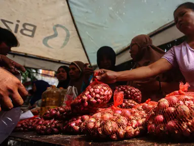 Sejumlah warga memilih bawang saat Gerakan Pasar Murah (GPM) Bawang Merah di halaman Kantor Kelurahan Tegal Parang,  Jakarta, Senin (6/5/2024). (Liputan6.com/Angga Yuniar)