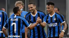 Penyerang Inter Milan, Lautaro Martinez (kanan) berselebrasi dengan rekan-rekannya usai mencetak gol ke gawang Torino pada pertandingan lanjutan Liga Serie A Italia di stadion San Siro di Milan, Italia (13/7/2020). Inter Milan menang telak 3-1 atas Torino. (AP Photo/Luca Bruno)