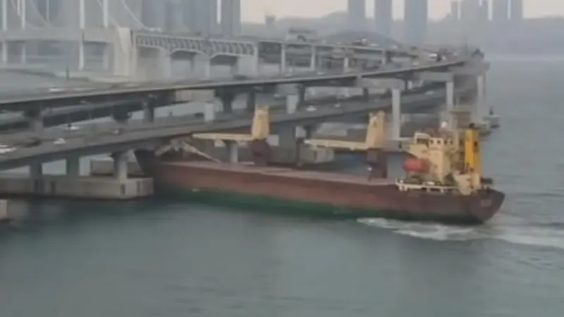 Kapal kargo Rusia menabrak jembatan di Busan, Korea Selatan (Yonhap)