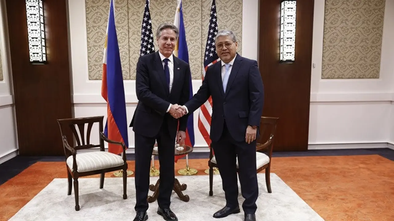 Menlu Amerika Serikat Antony Blinken dan Menlu Filipina Enrique Manalo saat bertemu di Manila pada Selasa (19/3/2024).