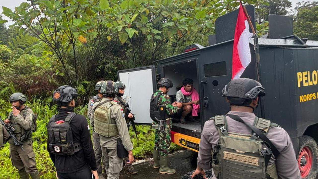 TNI-Polri Evakuasi Empat Pekerja Tambang dari Serangan KKB