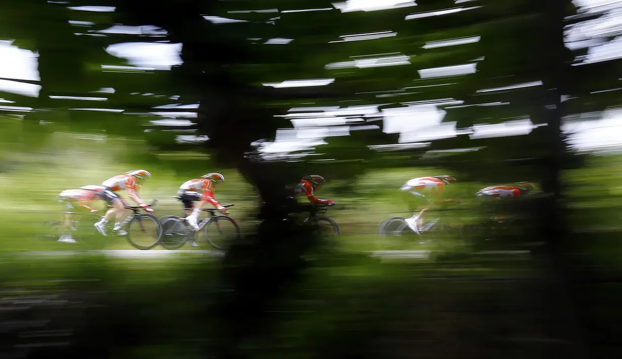 Para pebalap tim Lotto-Soudal saat berlomba di Etape 9 Tour de France yang menempuh jarak 28 km team time-trial dari Vannes ke Plumelec, Prancis. (12/7/2015). (REUTERS/Stefano Rellandini)