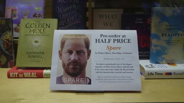 Poster promosi untuk buku Pangeran Harry, Spare. (AP Photo/Kin Cheung)
