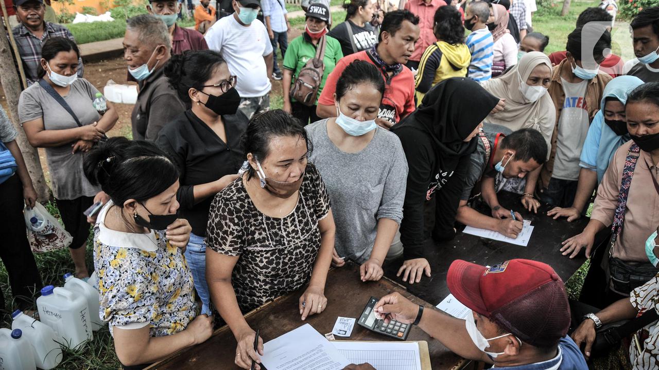 FOTO: Warga Antre Beli Minyak Goreng Curah di Pasar Senen