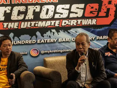 Sekjen IMI Jeffrey JP (tengah) memberi keterangan saat konferensi pers Kratingdaeng Supercrosser The Ultimate Dirtwar di Jakarta, Kamis (15/2). Kratingdaeng Supercrossers tersebut akan dilaksanakan di 15 titik di 12 kota. (Liputan6.com/Faizal Fanani)