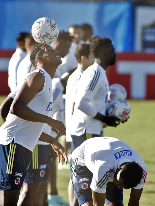 Para pemain Kolombia selama sesi latihan di Brasilia (5/7/2021). Kolombia melaju ke semifinal Copa America 2021 setelah mengalahkan Uruguay lewat drama adu penalti dengan skor 4-2. (AFP/Silvio Avila)
