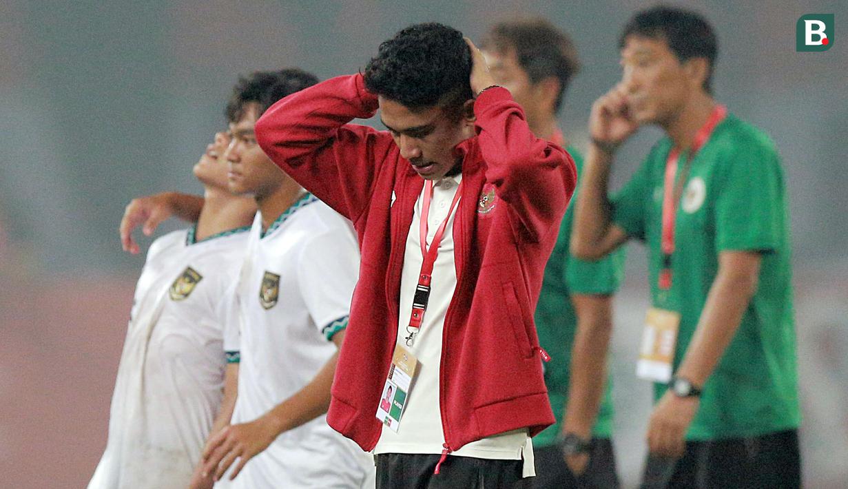 Salah satu pemain andalan Timnas Indonesia U-19 yang sempat dilanda cedera, Marselino Ferdinan tertunduk lesu usai pertandingan. (Bola.com/M Iqbal Ichsan)