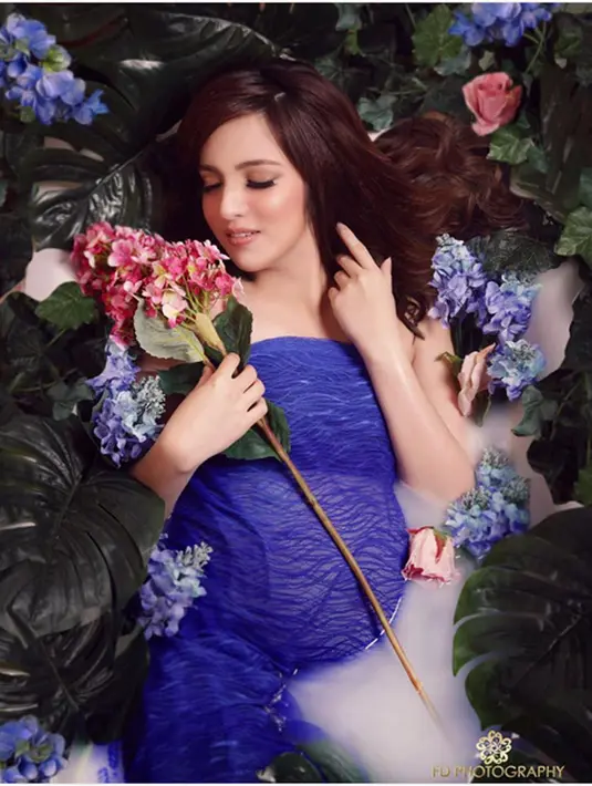 "Kehamilan adalah waktu yang paling ajaib bagi seorang wanita. Merasa bayi tumbuh di dalam diri Anda, bertanya-tanya apa yang dia akan seperti, mengetahui bahwa suatu hari Anda akan memeluknya, atau dia," tulisnya dalam bahasa Inggris. 