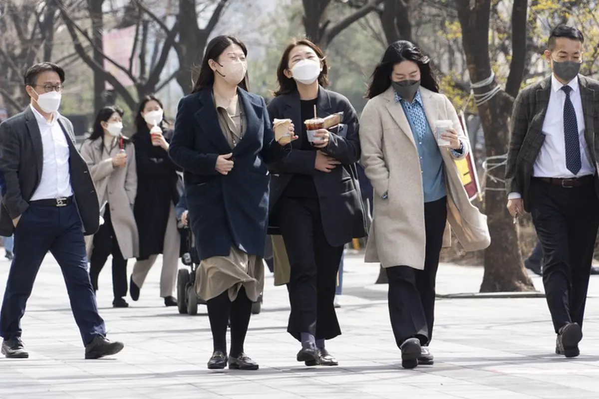 Aktivitas perempuan dan laki-laki Korea Selatan pada hari kerja di Seoul.