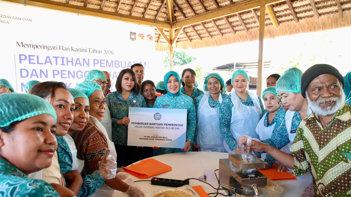 Ketum TP PKK Tri Tito Karnavian Puji Produk Lokal Unggulan Minyak Kemiri Kabupaten Belu