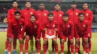 Pemain Timnas Indonesia U-19 foto bersama sebelum melawan Kamboja U-19 pada laga kedua Grup A Piala AFF U-19 2024 di Stadion Gelora Bung Tomo, Surabaya, Sabtu (20/7/2024). (Dok PSSI)