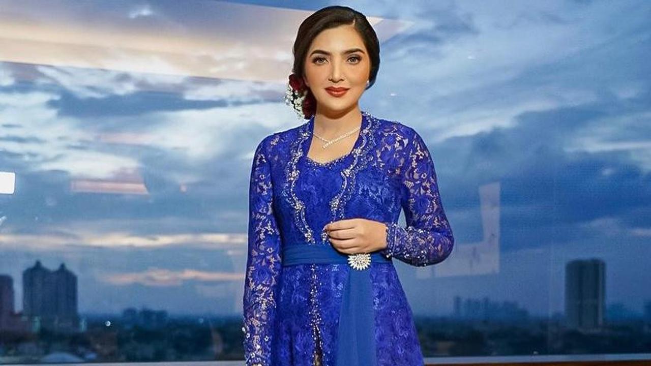 8 Pesona Ashanty Kenakan Kebaya Warna Biru, Pancarkan Keanggunan Bak Wanita Bangsawan