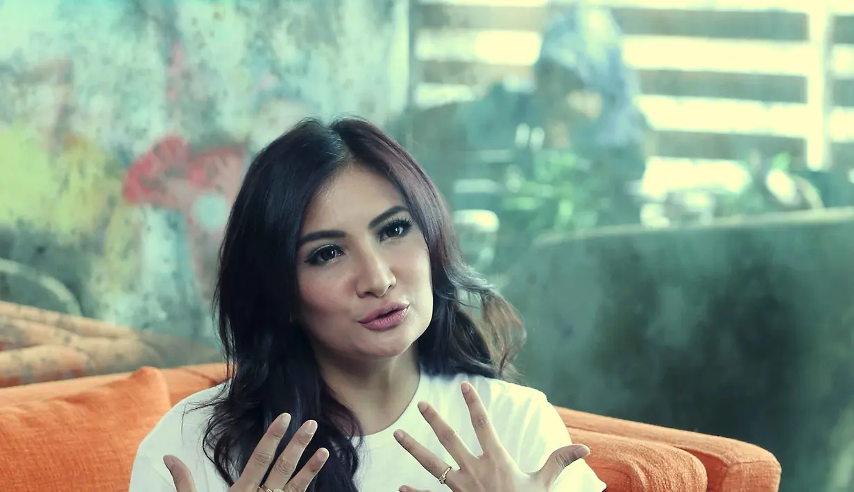 Sejak tahun 2001, Natalie Sarah memeluk agama Islam. Pertentangan keluarganya tidak membuatnya goyah dalam menentukan keyakinannya. (Nurwahyunan/Bintang.com)