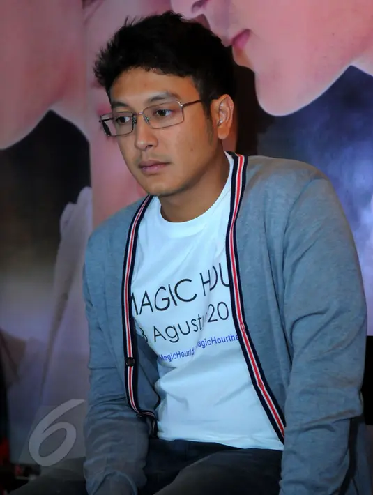 Aktor Dimas Anggara saat ditemui di kawasan Senopati, Jakarta Selatan, Kamis (4/6/2015). Bintang sinetron Diam-diam Suka itu menjelaskan kalau calon istrinya itu adalah wanita istimewa. (Liputan6.com/Faisal R Syam)