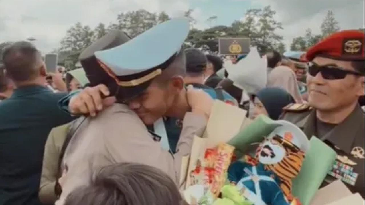 Dalam keterangan video juga tertulis bahwa keberhasilan seorang anak yang mampu jadi perwira TNI-Polri akan mampu membuat ayah dan ibunya bangga.